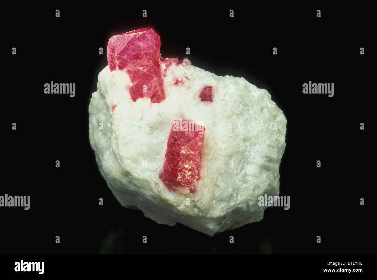 Varietà di corindone Ruby su Dolomite Foto Stock