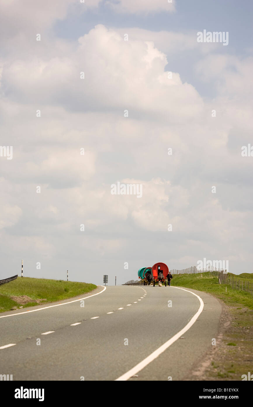 Roulotte sulla A66 in rotta per il Appleby Horse Fair Foto Stock