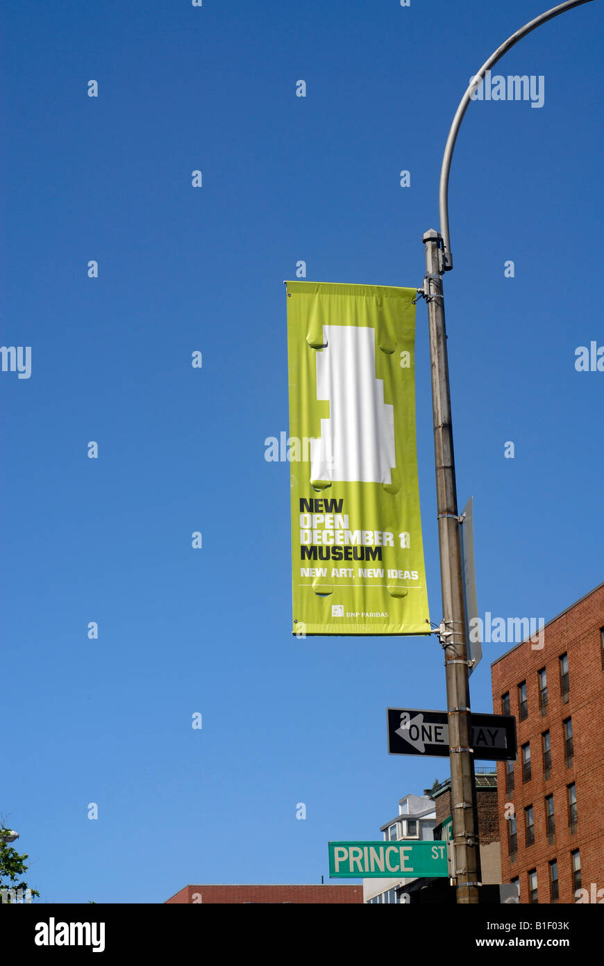 Un banner su una lampada posta annuncia il nuovo museo di arte contemporanea sul Bowery a New York Foto Stock