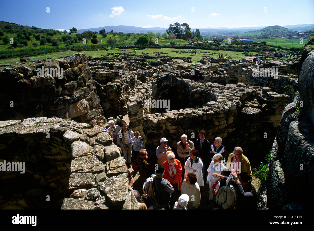 Italia, Sardegna, su Nuraxi di Barumini, turisti Foto Stock