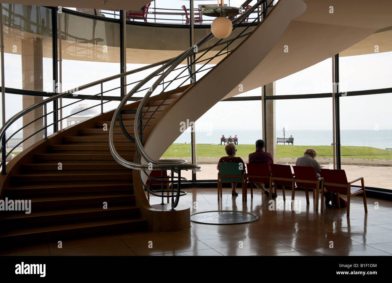 Le persone anziane guarda verso il mare dall'interno De La Warr Pavilion, Sussex Foto Stock