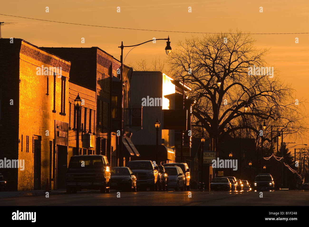 Il centro di Hinckley, IL illumina con la luce dorata di un tramonto primaverile. Foto Stock