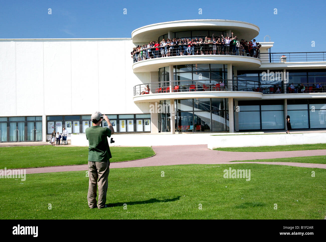 Gruppo di visitatori pongono per foto in De La Warr Pavilion, Sussex Foto Stock