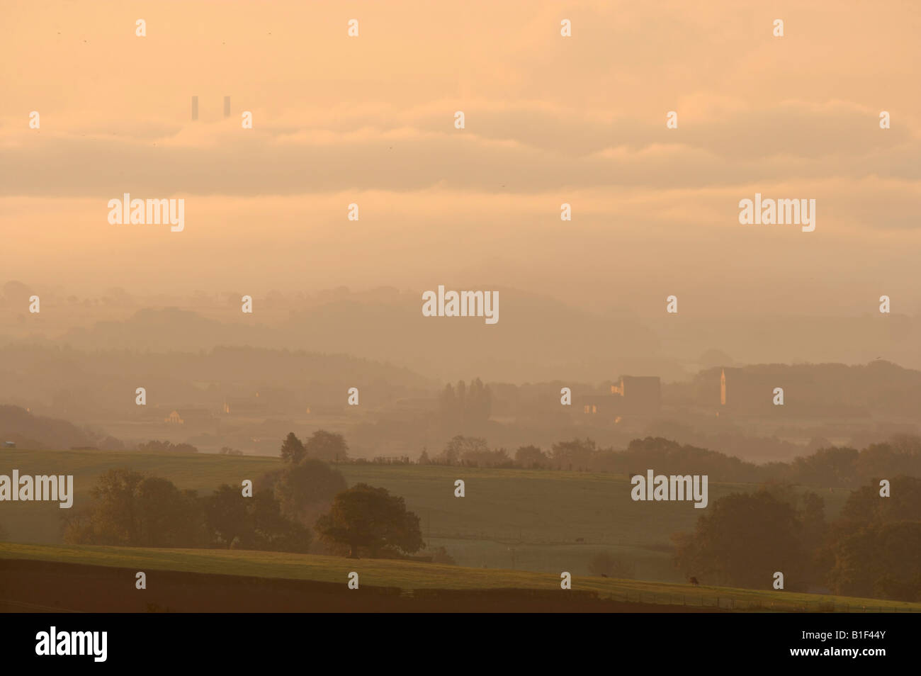 Colline e Fomer Base Militare Caerwent secondo Severn Crossing in Alba Mist Foto Stock