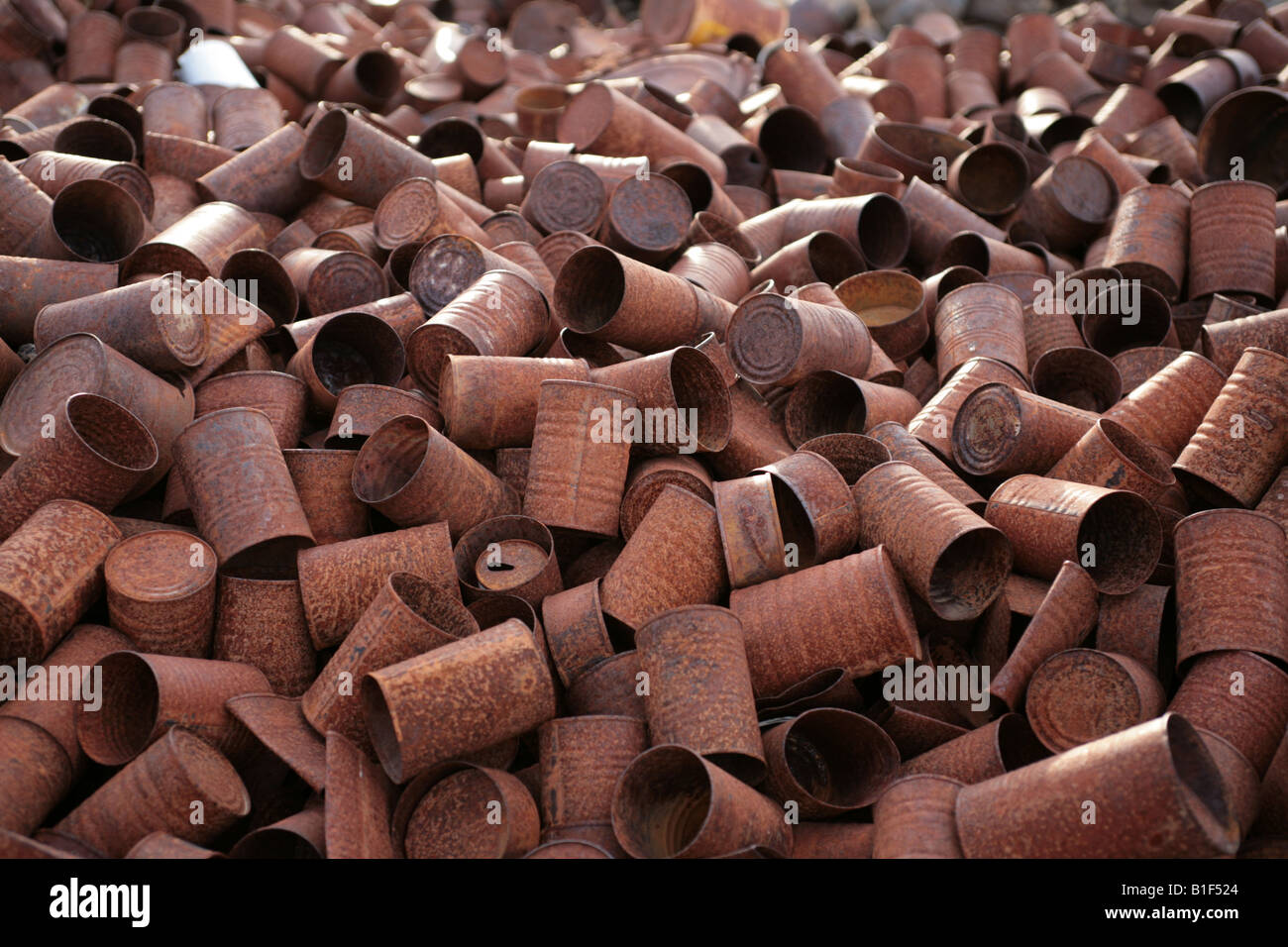 Vecchia pila di rusty lattine per conserve in una discarica Foto Stock