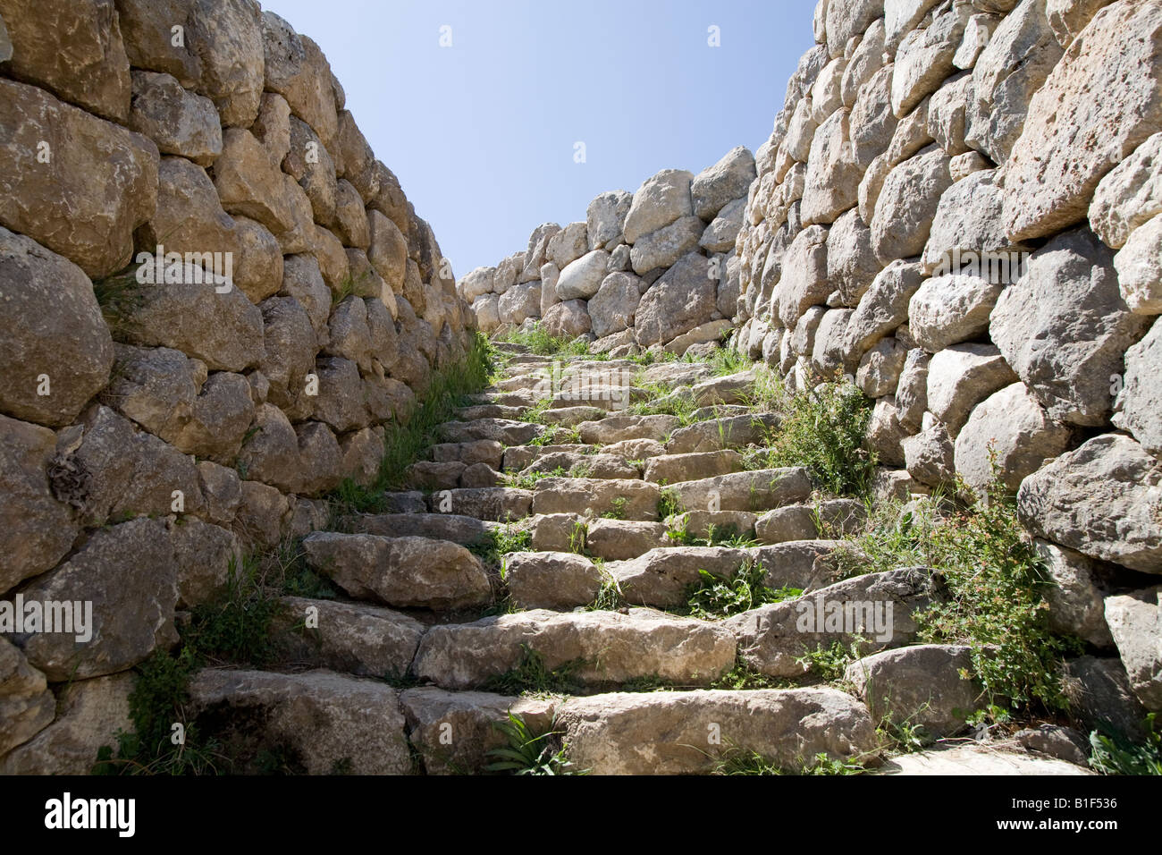 Passi al bastione Yerkampi all'Hittita città capitale di Hattusa Hattusas, Parco Nazionale, Bogazkale, Anatolia, Turchia Foto Stock