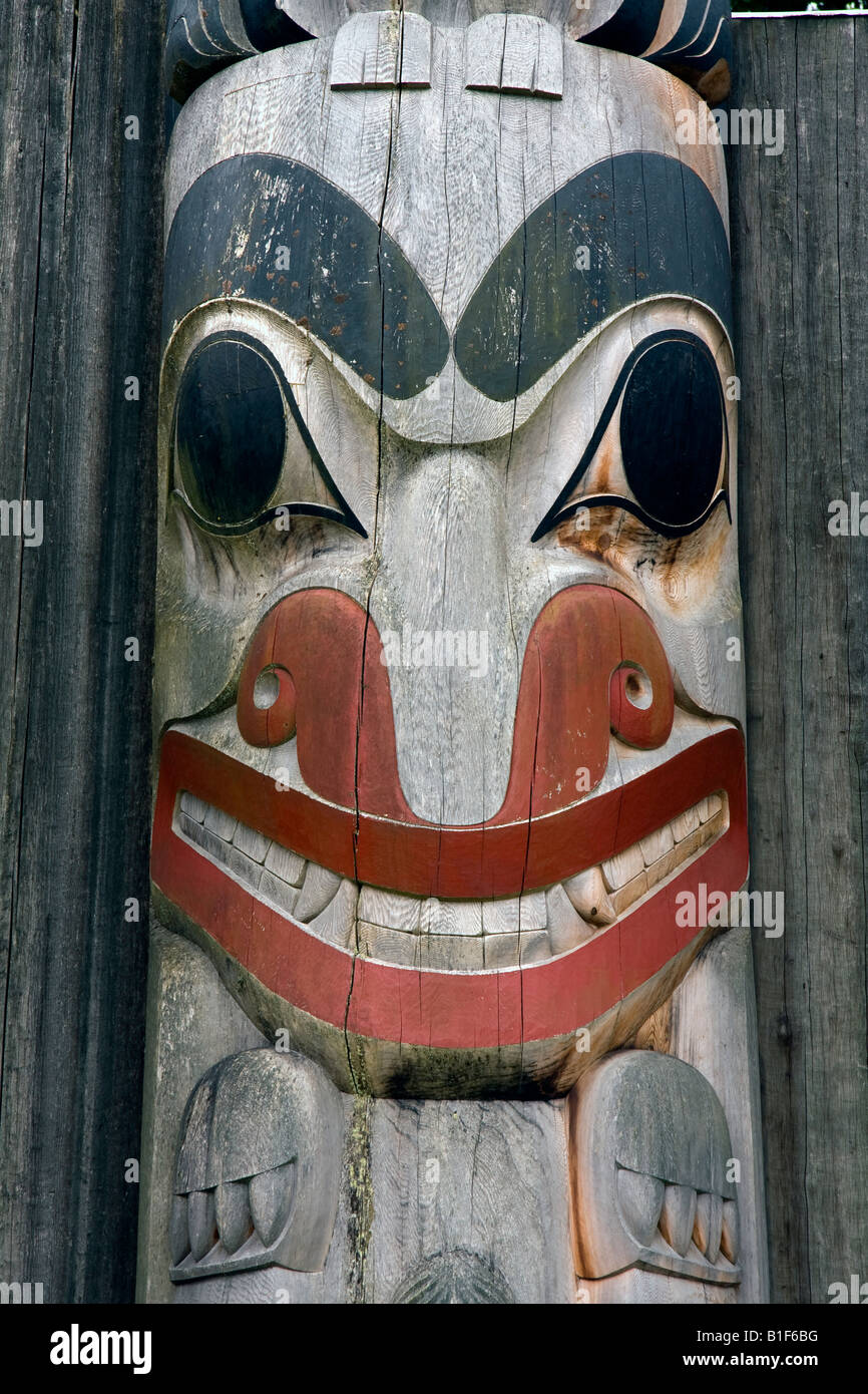 Il totem pole faccia, il Museo di Antropologia, Vancouver, BC, Canada Foto Stock