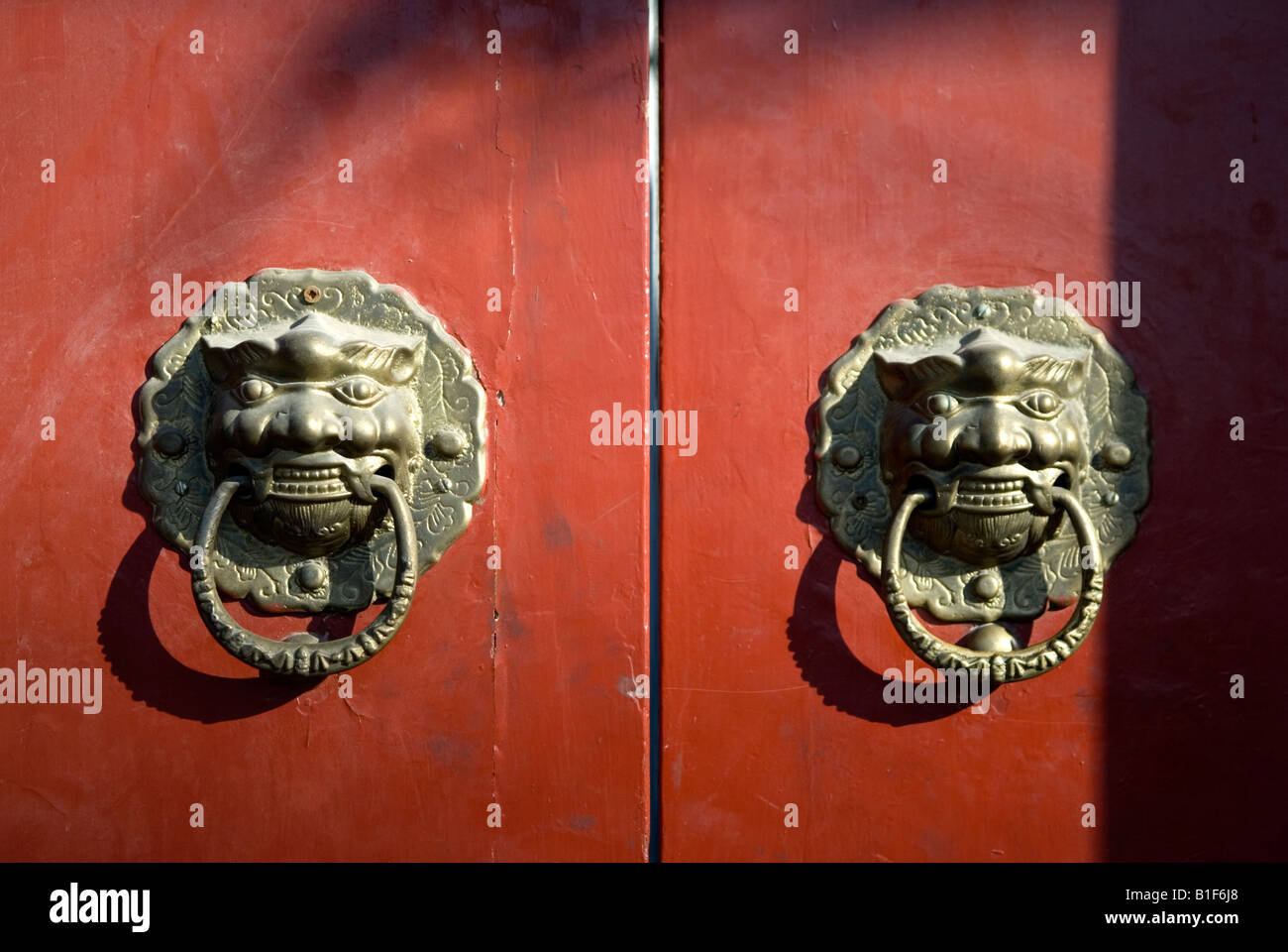 Ottone battenti della porta all'entrata di un tradizionale cortile in un hutong di Pechino Foto Stock