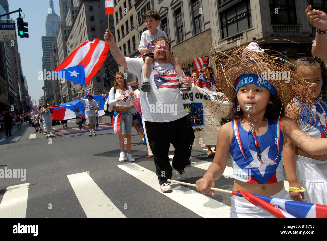 Dimostranti nel XIII nazionale annuale di Puerto Rican Day Parade di New York sulla Fifth Avenue Foto Stock