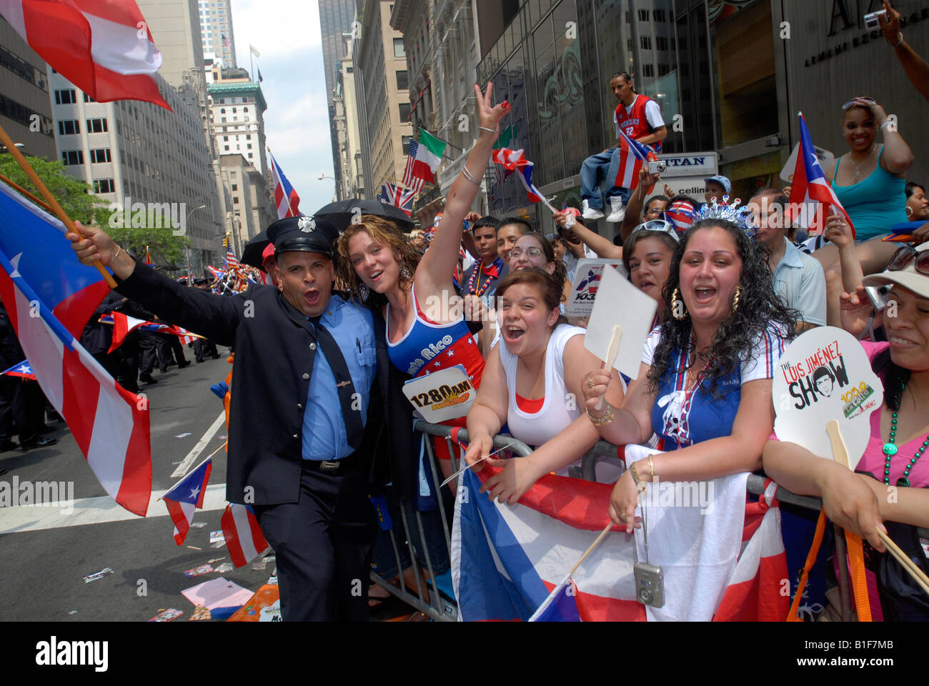 Un membro della Hispanic Society del FDNY unisce gli spettatori in occasione della XIII nazionale annuale di Puerto Rican Day Parade Foto Stock