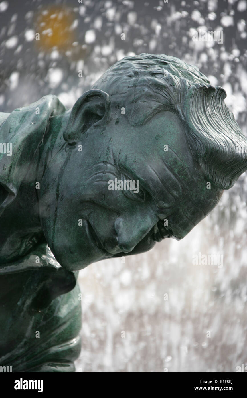 Città di Preston, Inghilterra. Sir Tom Finney statua presso il Museo Nazionale del Calcio. Foto Stock