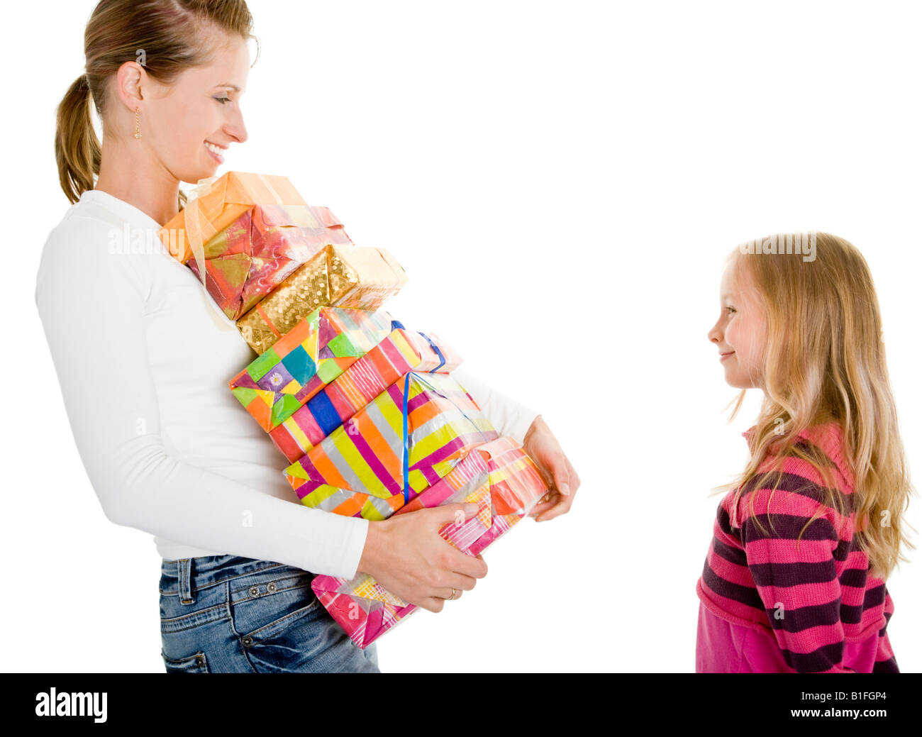 Giovane ragazza e sua madre sono doni di imballaggio Foto Stock