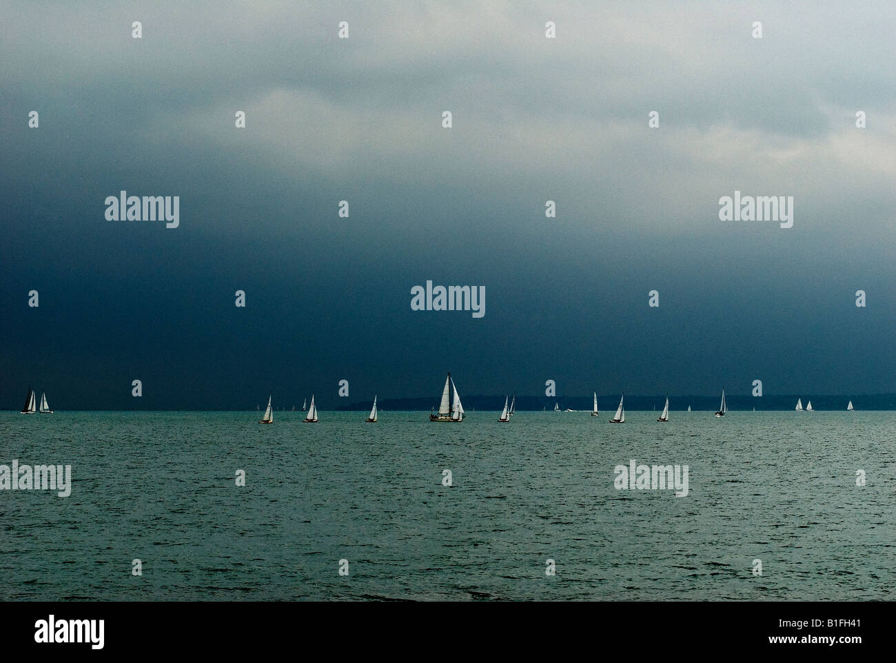 Un tempestoso e minaccioso cielo sopra il Solent con barche a vela Foto Stock