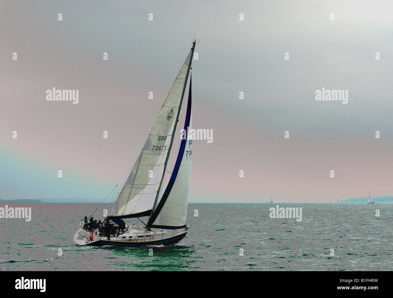 Barca a vela di incollamento attraverso il Solent Foto Stock