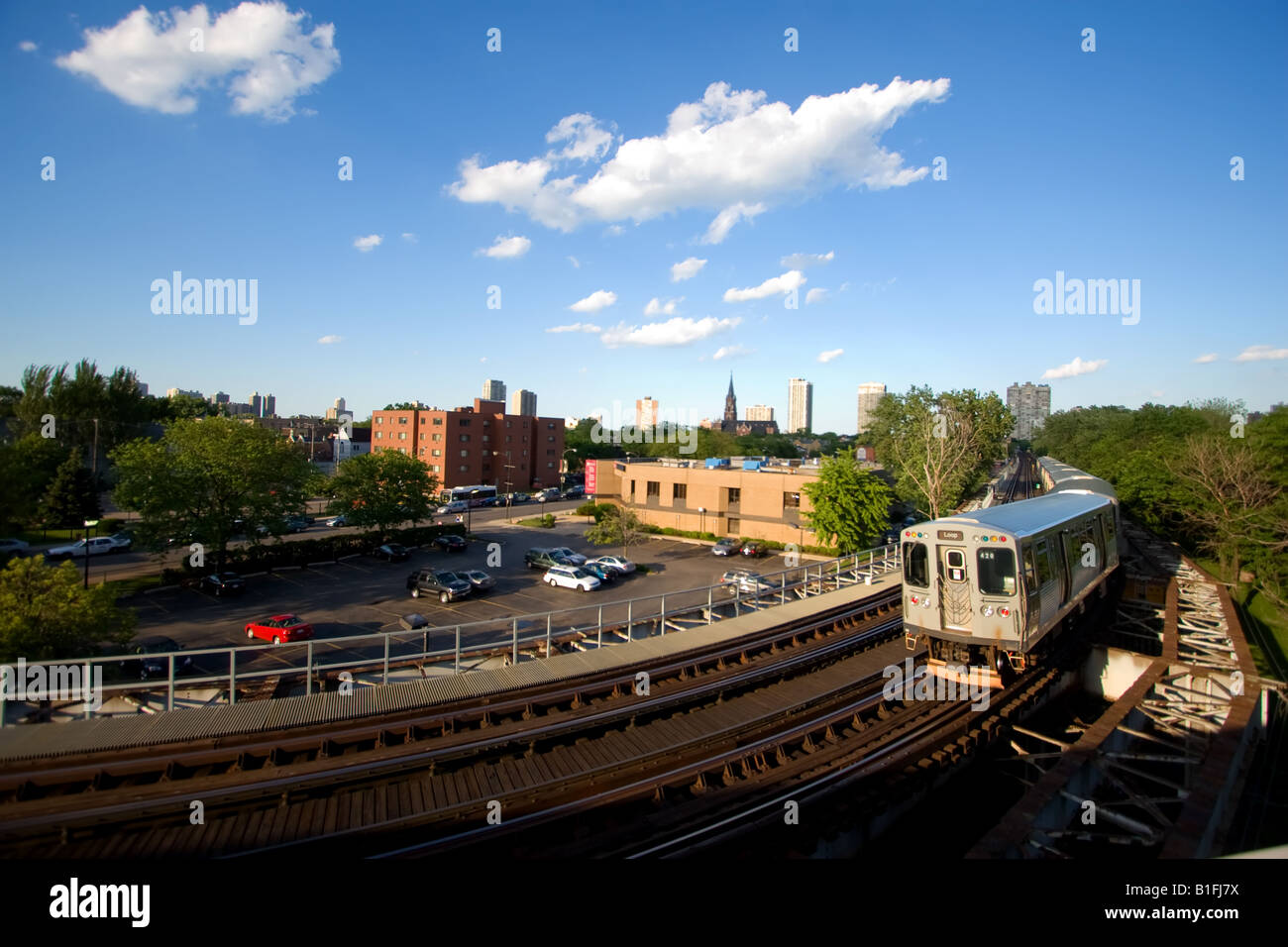 A Chicago Transit Authority linea marrone treno El arrotonda un curva in Lincoln Park quartiere di Chicago, IL. Foto Stock