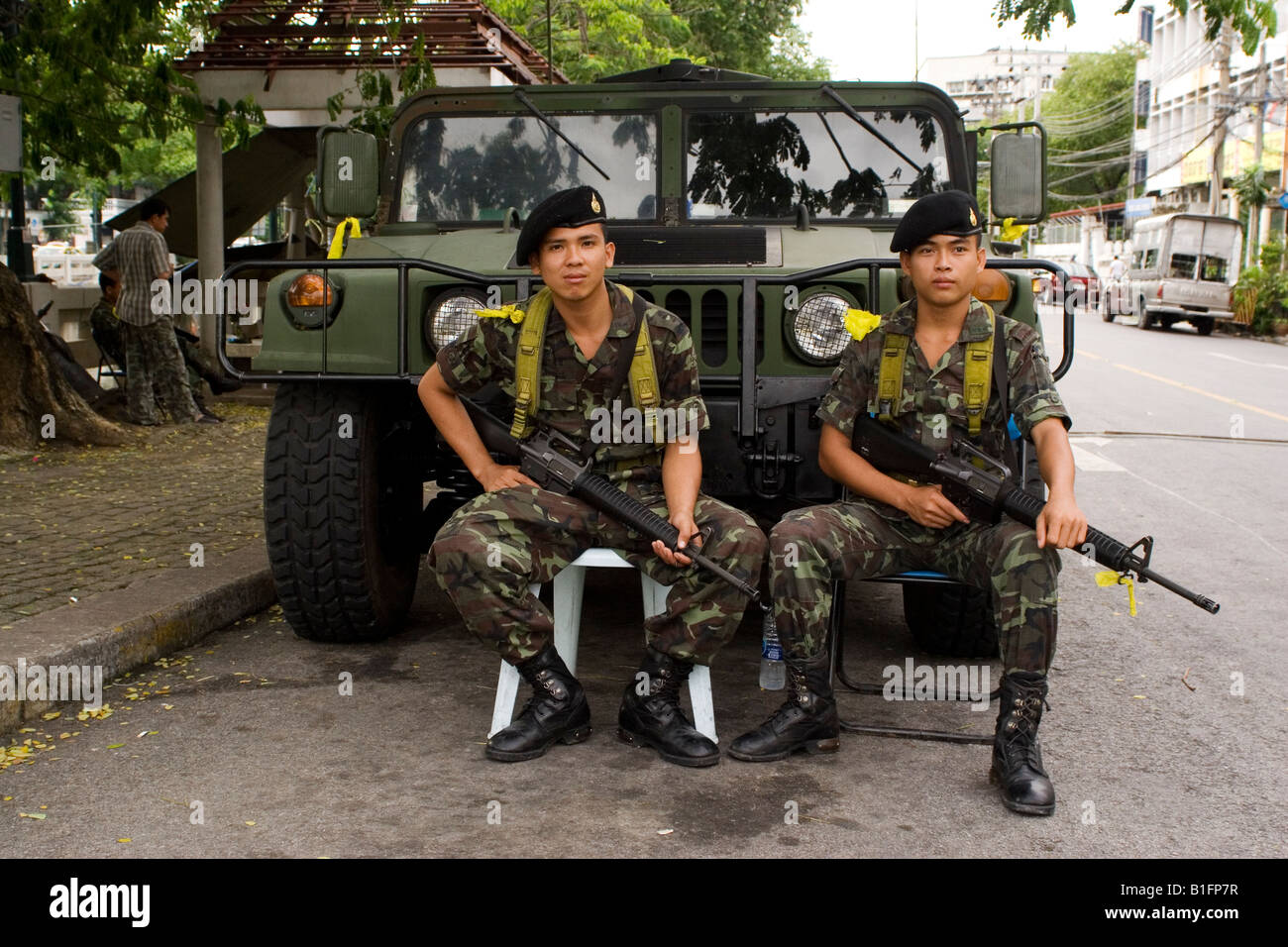 Armati di soldati tailandesi per le strade di Bangkok, Thailandia, a seguito del colpo di stato militare del settembre 2006. Foto Stock