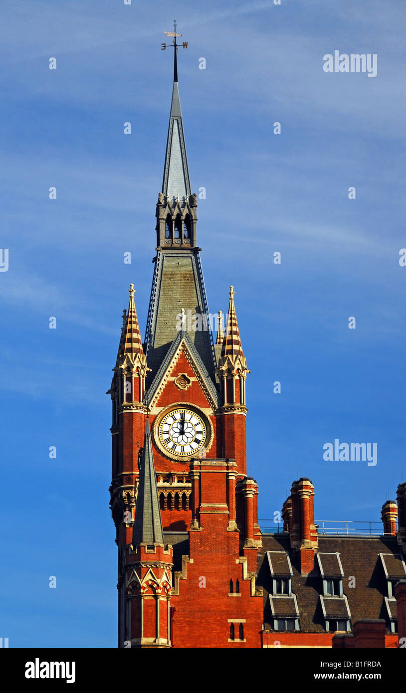 La stazione di St Pancras clock tower con cielo blu sullo sfondo Foto Stock