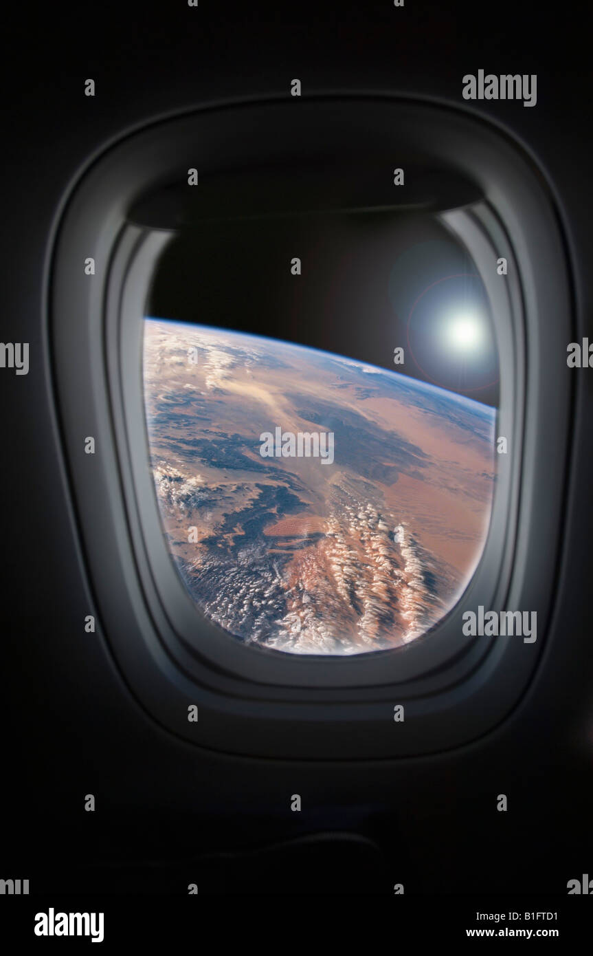 Vista della terra dalla finestra di veicolo spaziale Foto Stock