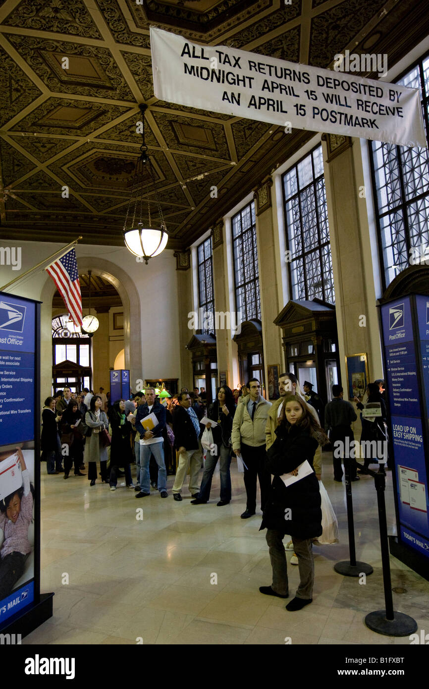 Linea di persone fino a Imposta giorno nella lobby del Farley Post Office in New York 15 Aprile 2008 Foto Stock