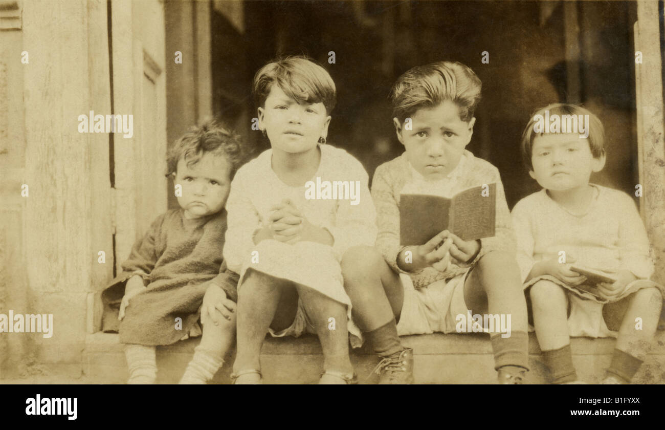 Circa 1910 foto di antiquariato di ispanici bambini tenendo la Bibbia. Foto Stock