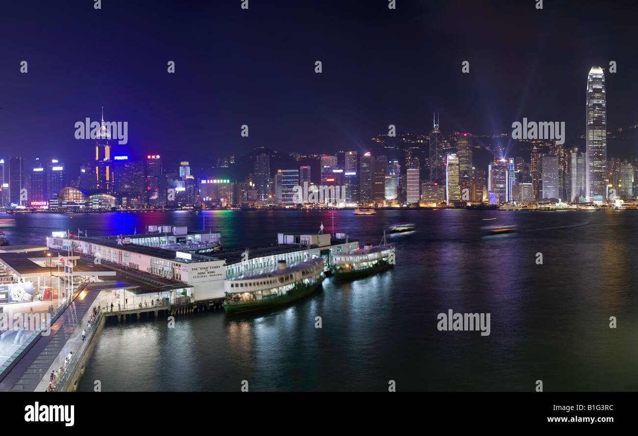 Porto di Hong Kong e lo skyline di notte, visto dalla Ocean Terminal a Kowloon. Foto Stock