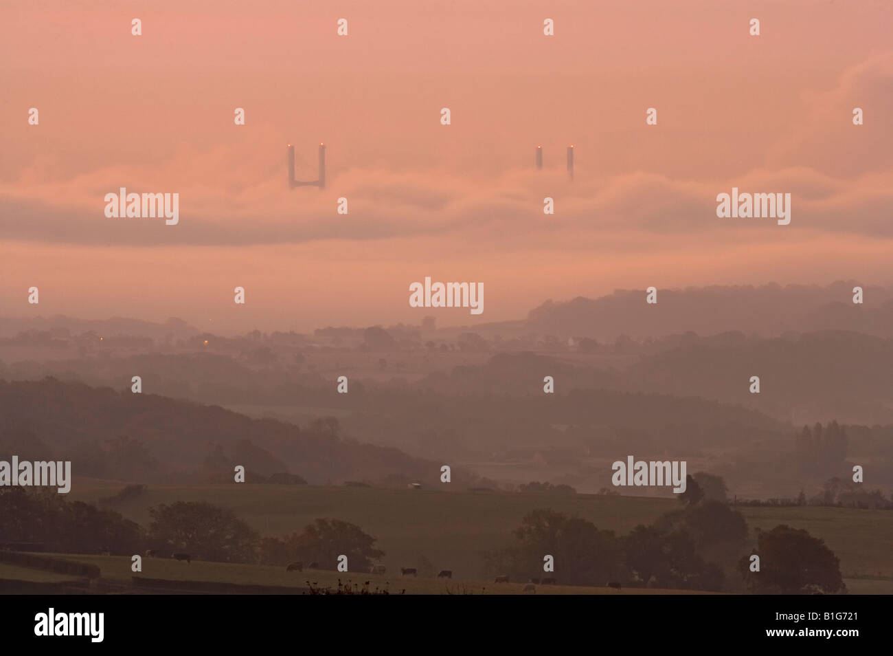 Colline e Fomer Base Militare Caerwent secondo Severn Crossing in Alba Mist Foto Stock