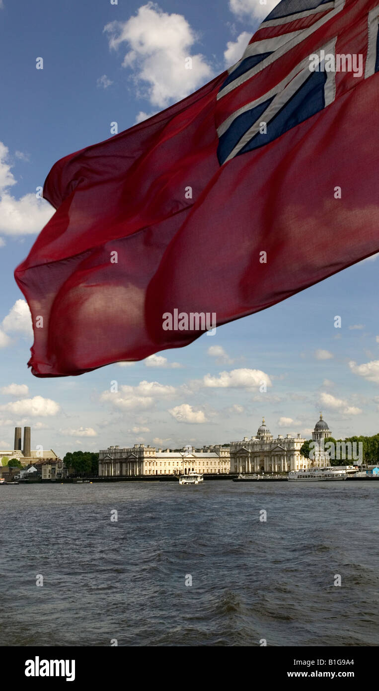 Greenwich Palace di Londra da una barca sul fiume Tamigi Red Ensign Foto Stock