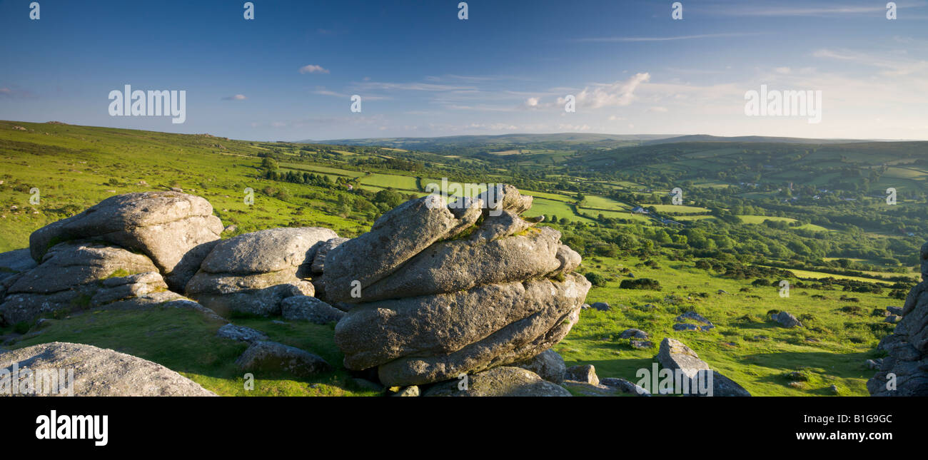 Guardando verso il basso per Widecombe da rocce Bonehill Parco Nazionale di Dartmoor Devon England Foto Stock