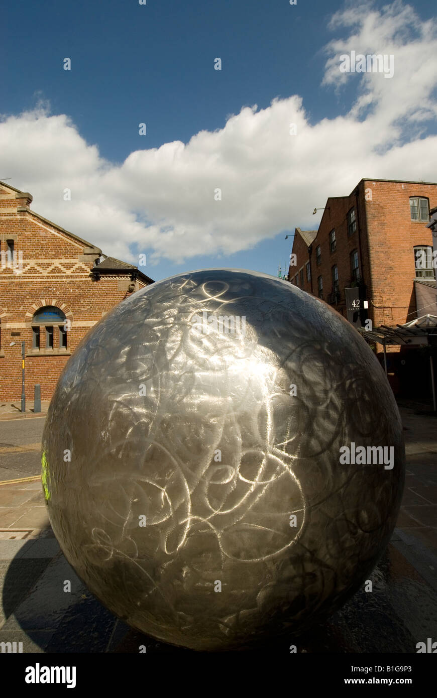 Millennium globe statua in Leeds REGNO UNITO Foto Stock