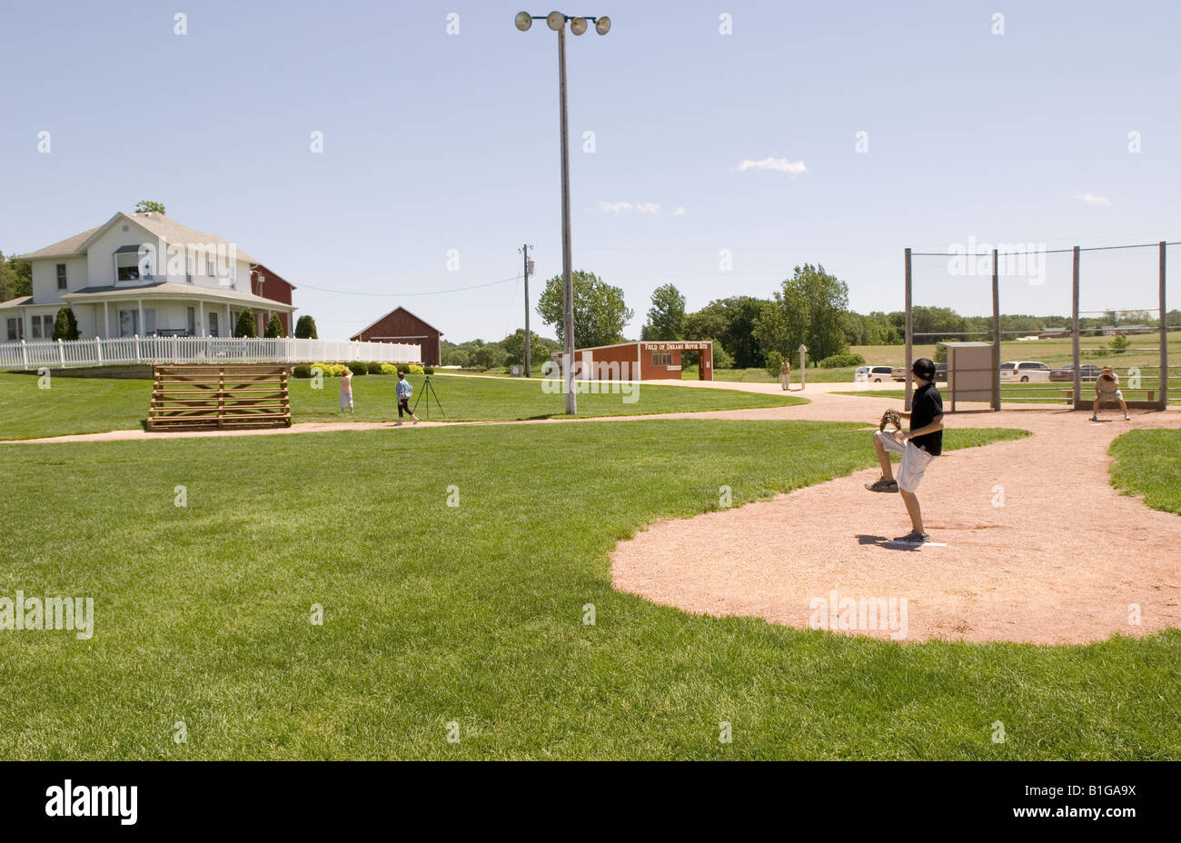Ragazzo caucasico 12-14 anni piazzole palla al campo di sogni Movie sito Dyersville Iowa USA Foto Stock