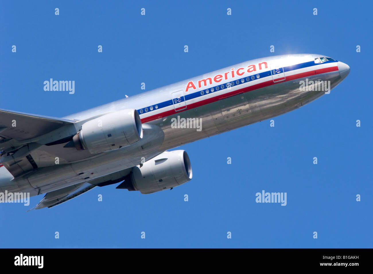 Boeing 777 operati da American Airlines arrampicata fuori dall'Aeroporto di Londra Heathrow. Foto Stock Boeing 777 operati da American Airlines arrampicata fuori dall'Aeroporto di Londra Heathrow. Foto Stock