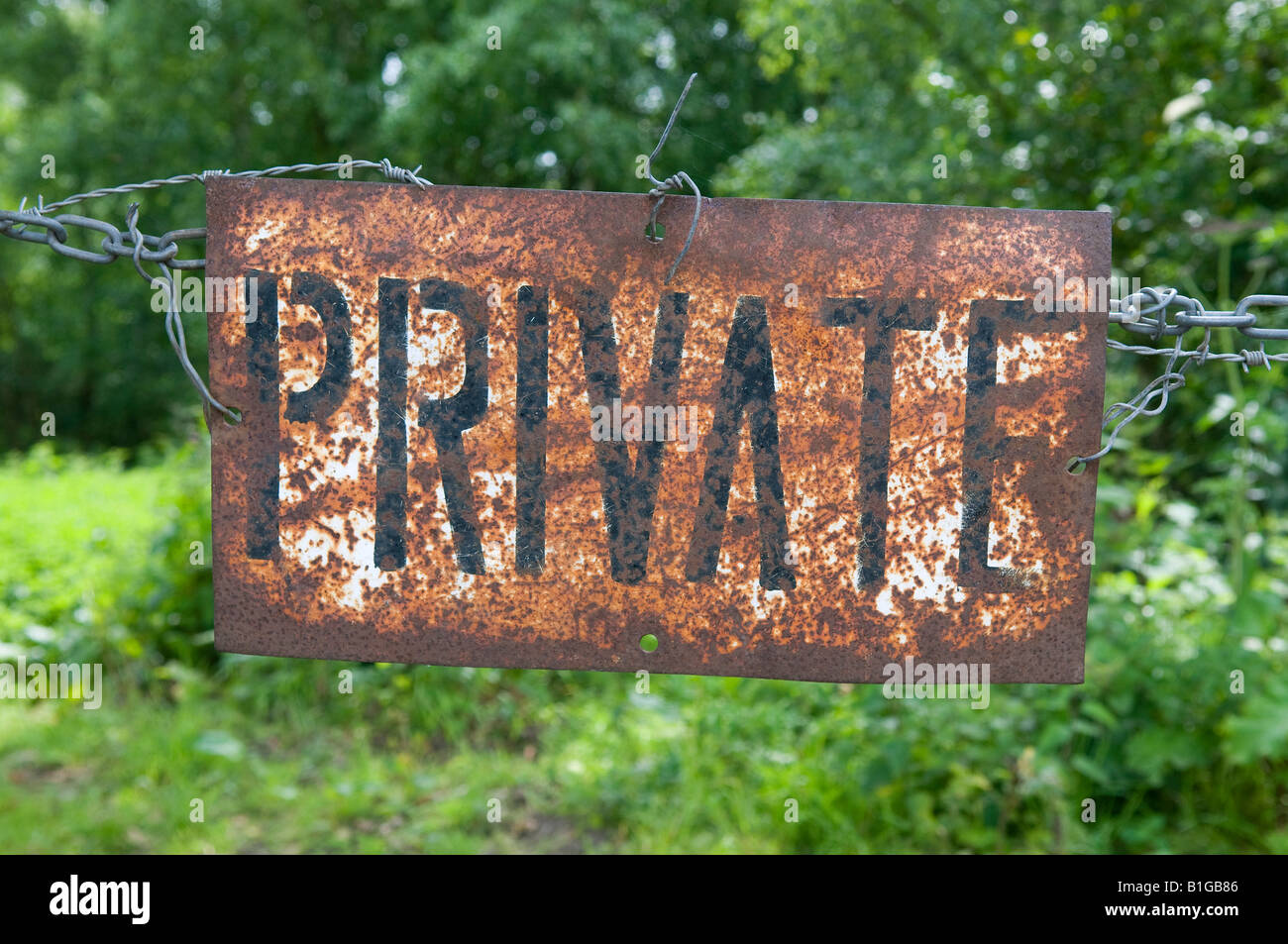 Rusty segno privato sulla recinzione di fattoria, Norfolk, Inghilterra Foto Stock