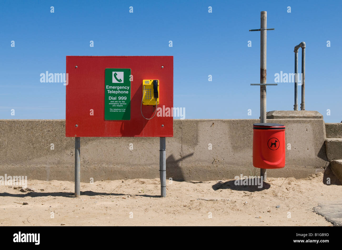 Telefono di emergenza sul lungomare, walcot, Norfolk, Inghilterra Foto Stock