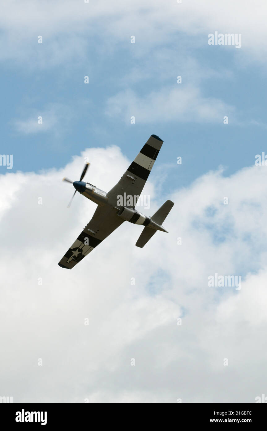 North American P-51 volare oltre Mustang Kemble Air Show 2008 Foto Stock