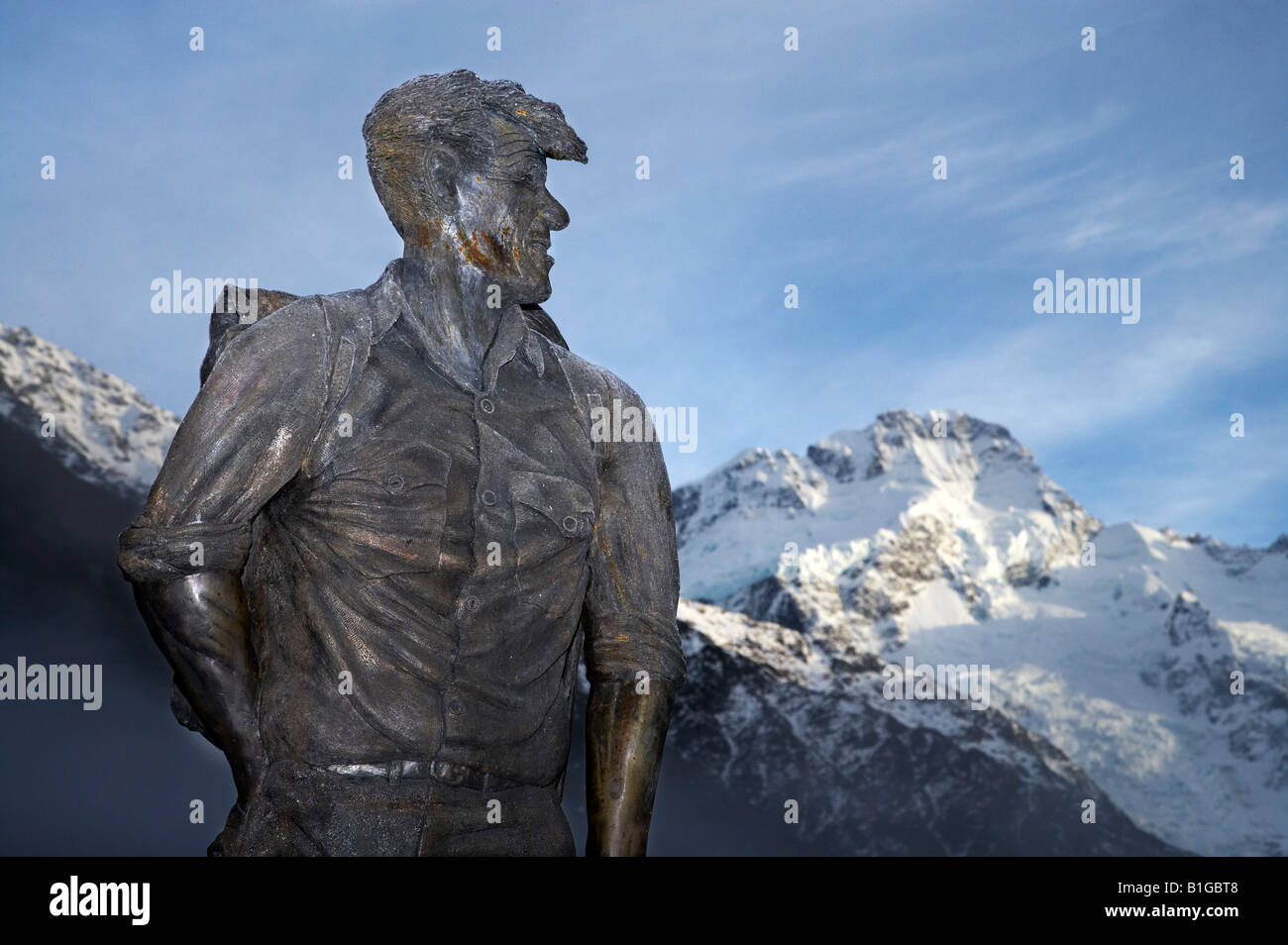 Sir Edmund Hillary statua e Mt Sefton l'Eremo Aoraki Mt Cook National Park South Canterbury Isola del Sud della Nuova Zelanda Foto Stock