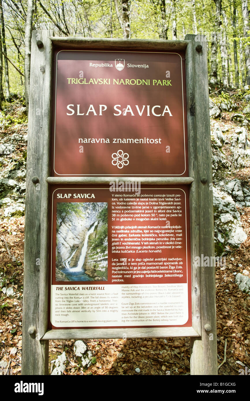 Segno per la cascata savica vicino al lago di Bohinj Foto Stock
