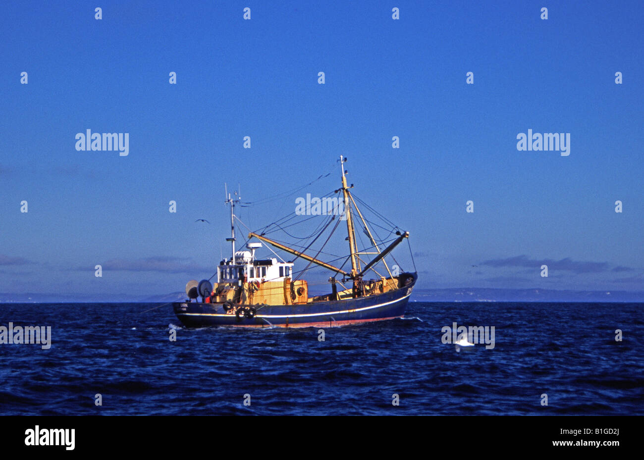 Pescherecci da traino con buttafuori mari di pesca fuori Southwest England Foto Stock