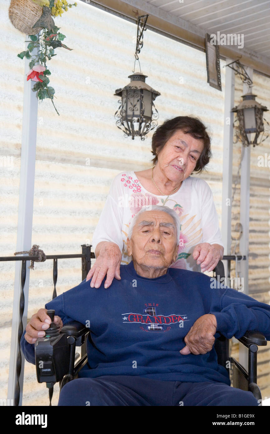 Ritratto di senior coppia ispanica al di fuori dei loro rimorchi Foto Stock