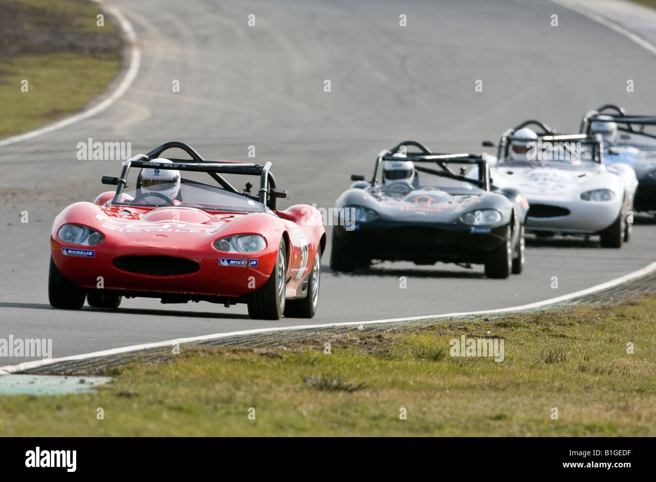 Linea di G20 vetture sul rettilineo in Ginetta Campionato 2008 gara Knockhill Fife Scozia Scotland Foto Stock