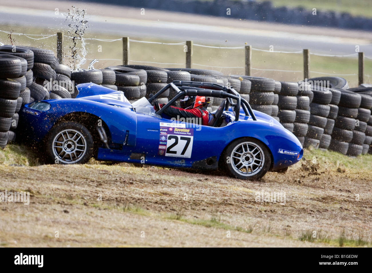 Neil Houston colpendo la parete del pneumatico in Ginetta Campionato 2008 gara Knockhill Fife Scozia Scotland Foto Stock