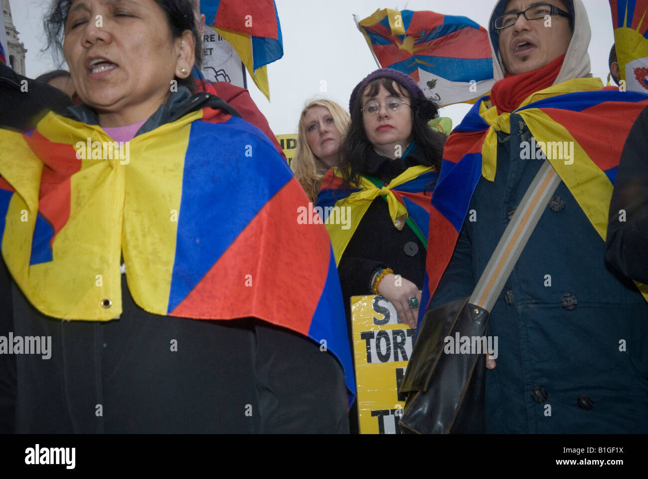 Persone che cantano il Tibetano inno nazionale al fine del sostegno del Tibet marzo a Londra per chiedere la fine delle violazioni dei diritti umani da parte della Cina Foto Stock