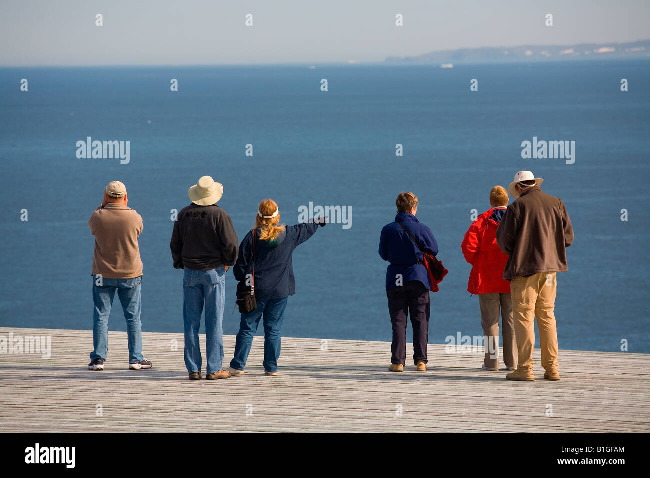 I turisti a guardare le balene a Quirpon Isola, Terranova e Labrador, Canada Foto Stock