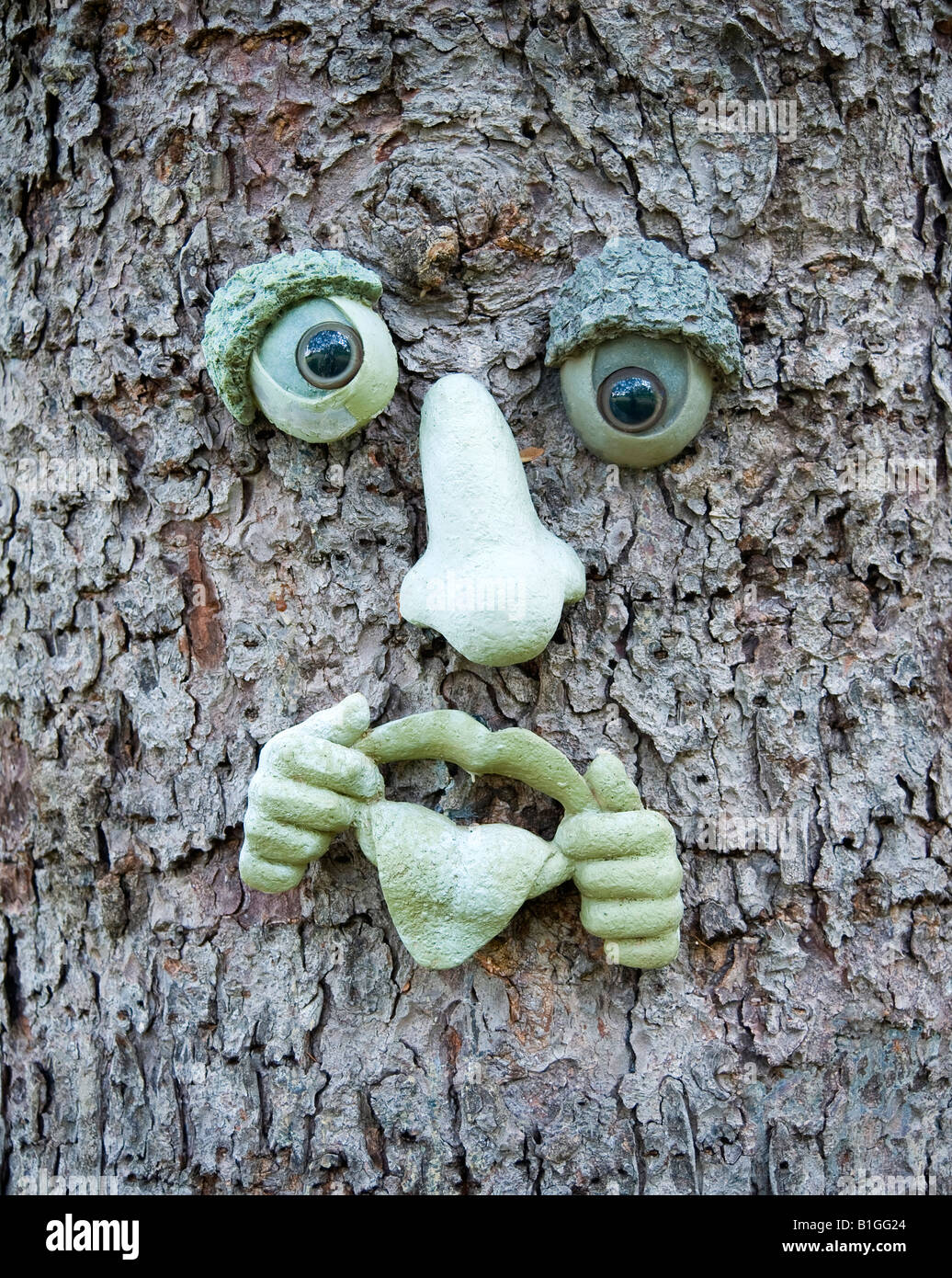 Ceramica artistica di affrontare le parti su pine corteccia di albero Foto Stock
