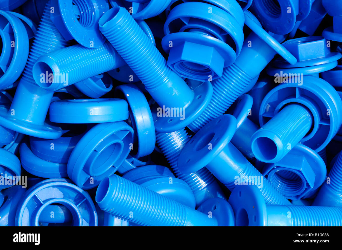 Blu i dadi di plastica Viti e rondelle usate nella costruzione sulla temporanea di banchine galleggianti Foto Stock