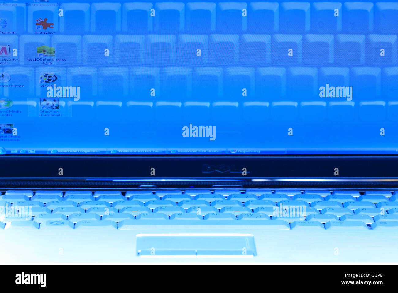 Notebook in luce blu Foto Stock