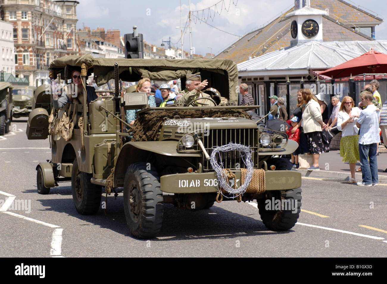 WW2 esercito americano Ford GMC carrello prendendo parte alla sfilata per le strade di Weymouth in Inghilterra Foto Stock