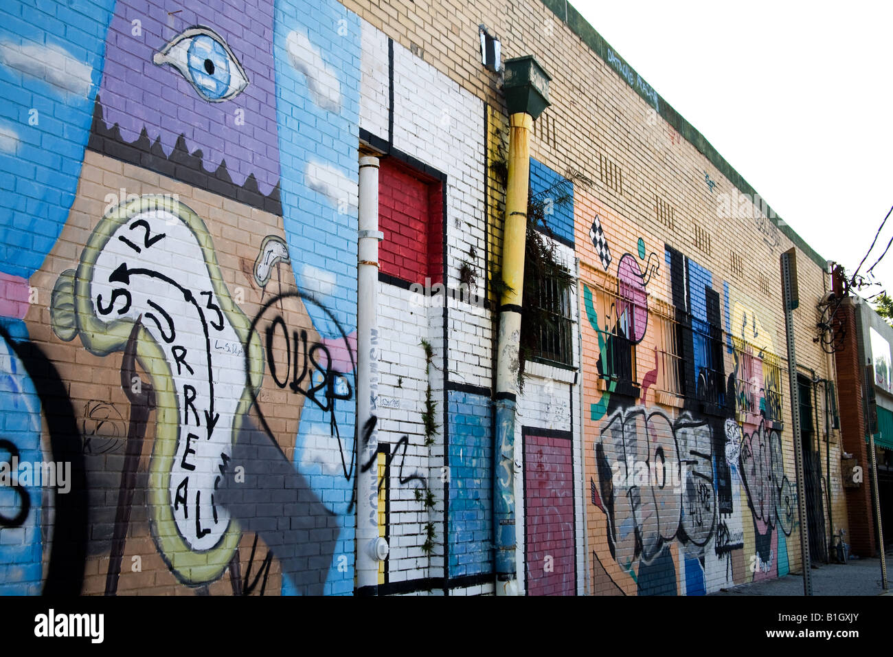 Graffiti arte dipinta sul lato di un edificio Foto Stock