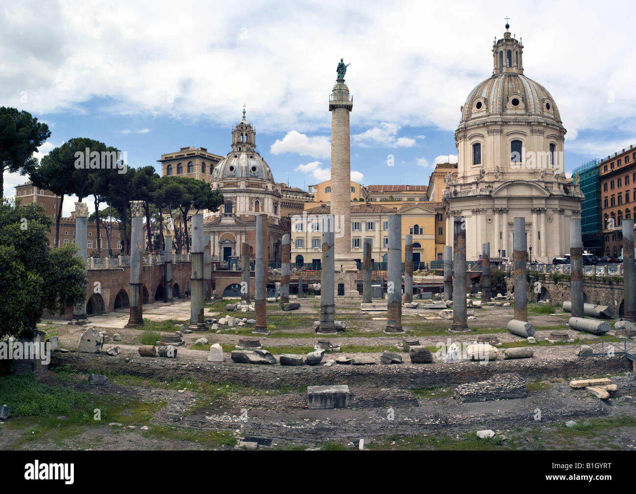 Il Foro di Traiano e colonna, Roma. Colonna di Traiano (centro), Santissima Nome di Maria (sinistra), Santa Maria di Loreto (destra) Foto Stock