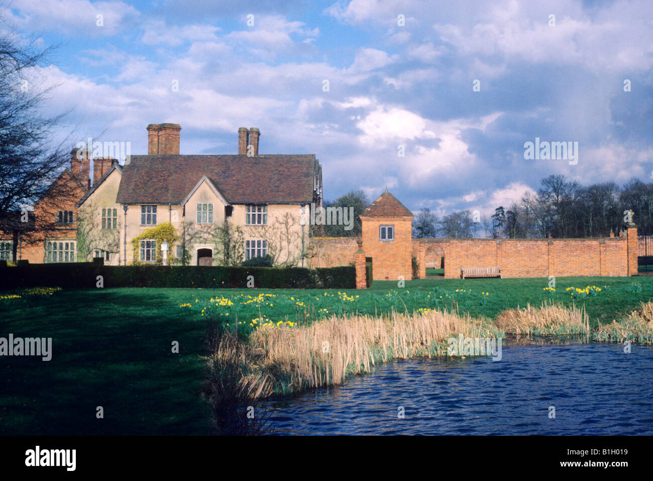 Packwood House Warwickshire inglese edificio Tudor lago England Regno Unito Foto Stock