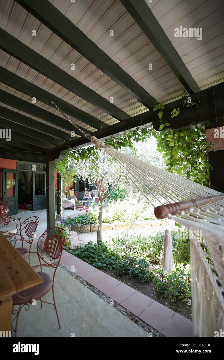 Cipro, veranda e cortile di stile coloniale casa cittadina mediterranea Foto Stock